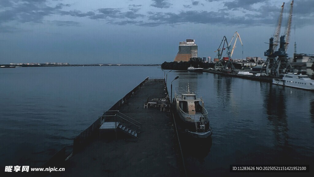 宁静海港中的停泊船只