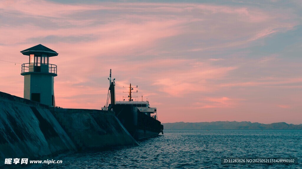 黄昏海边灯塔唯美景致