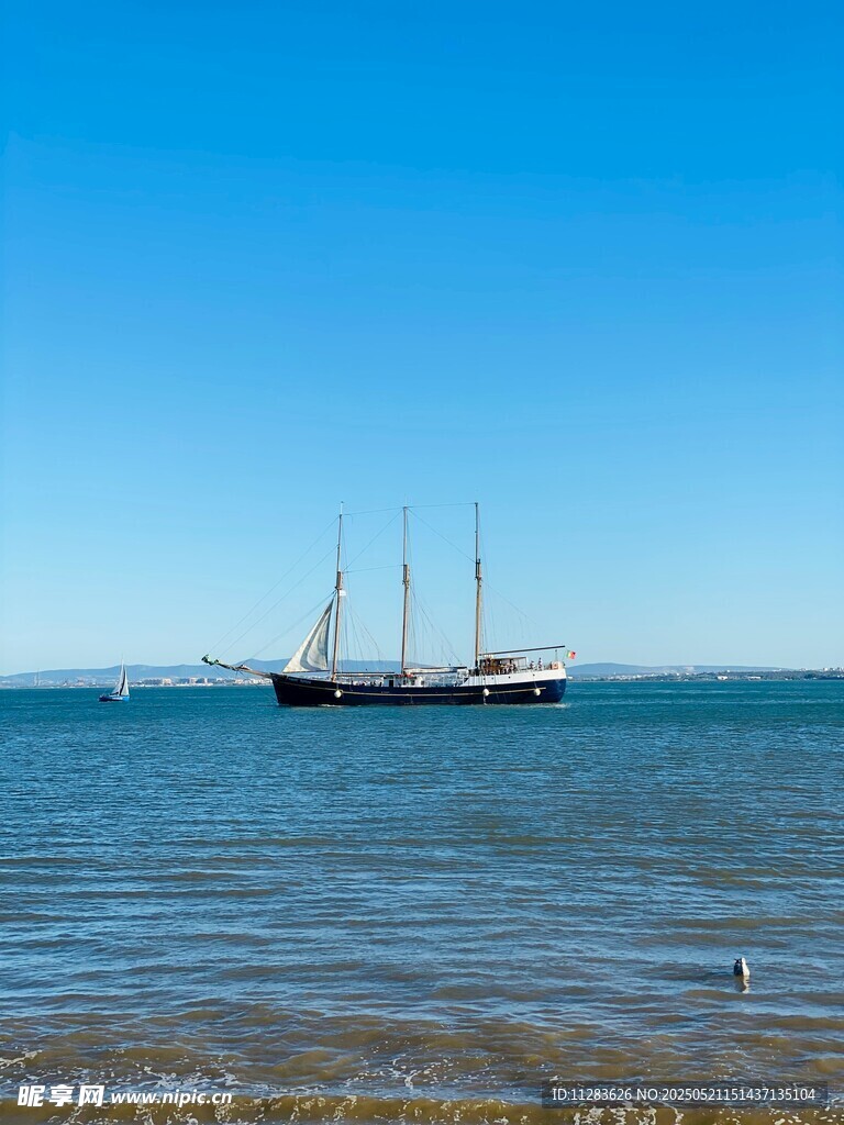 海上帆船于广阔海面航行