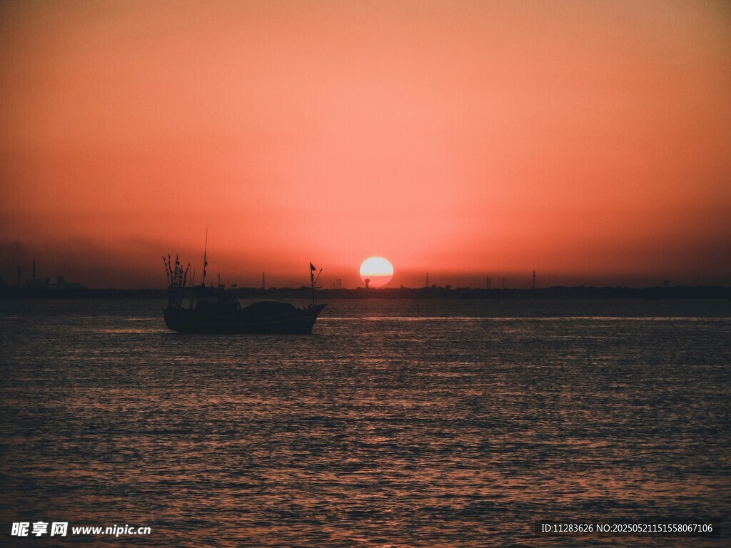 海上落日渔船美景