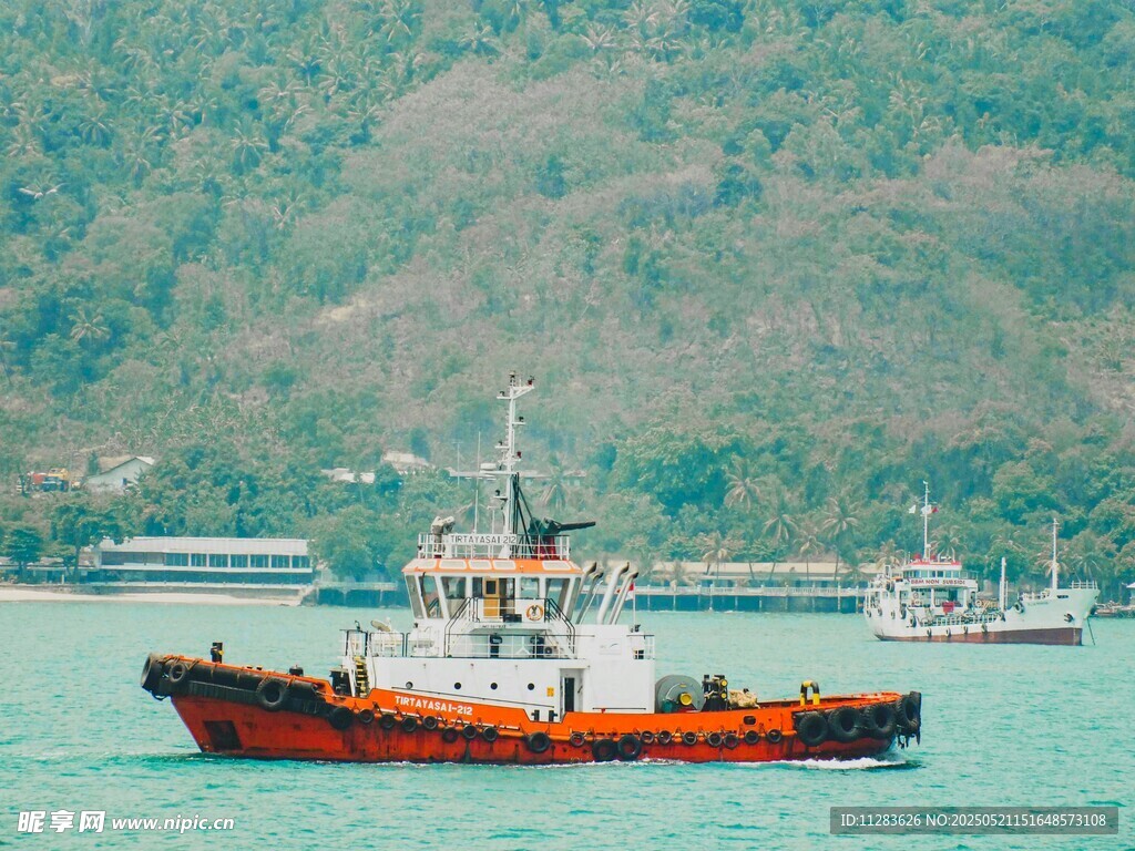 海上作业船在平静海面航行