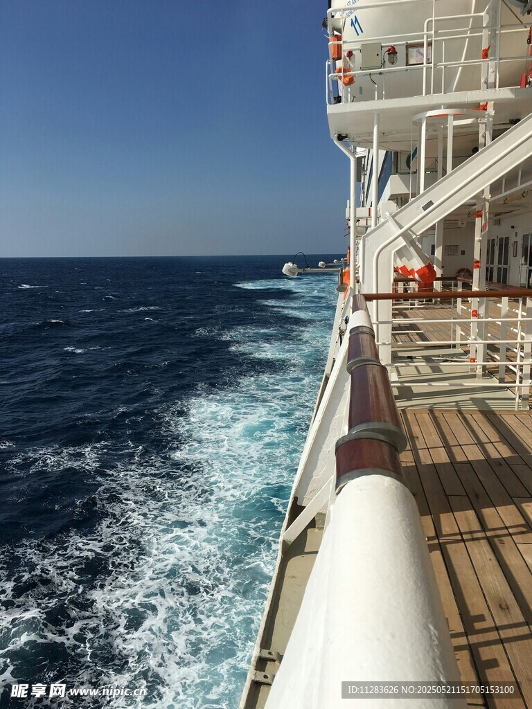 游轮甲板上的海上风光