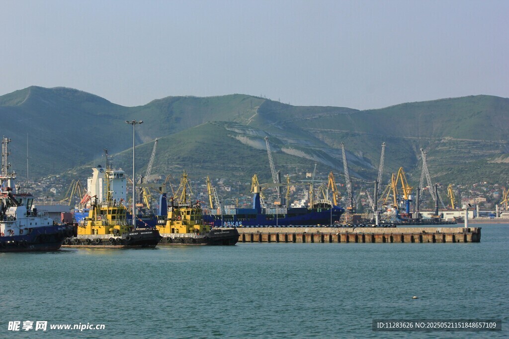 海港码头船只与远山景观