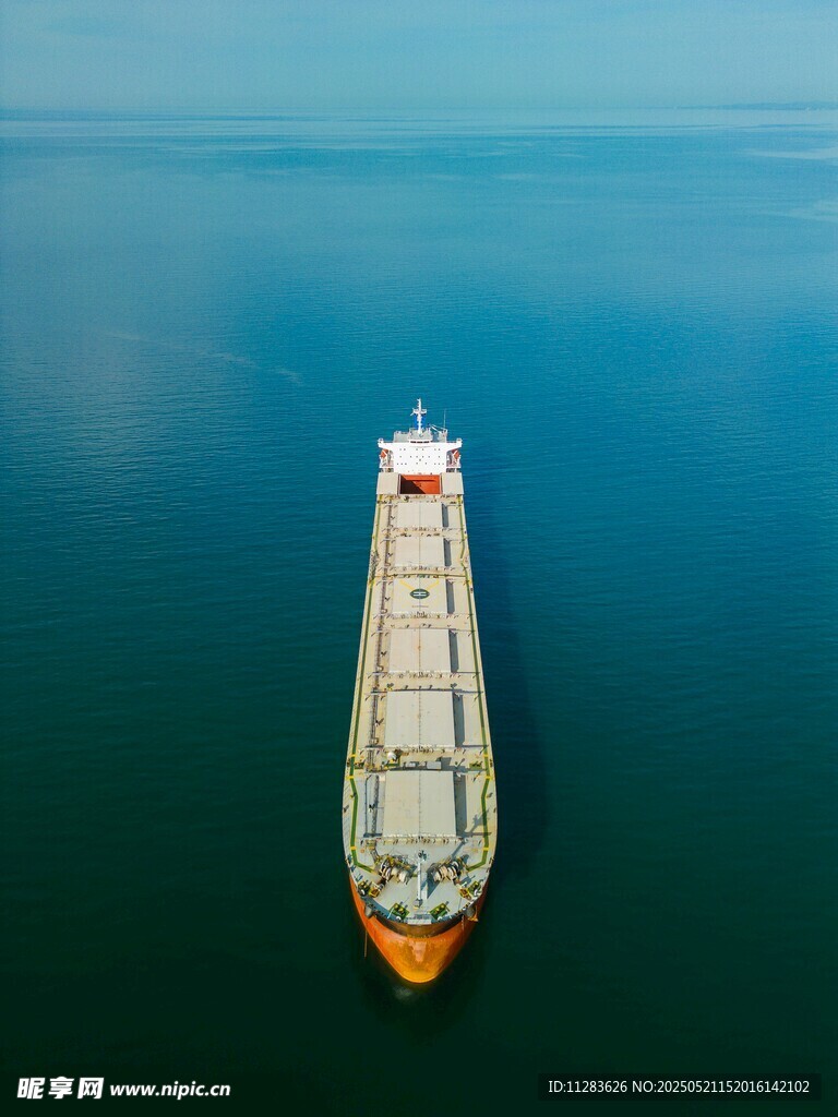 海上航行的大型货船