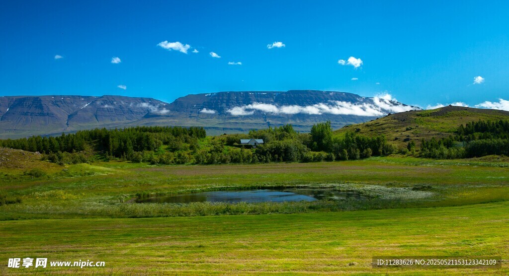 草原湖泊与远山美景