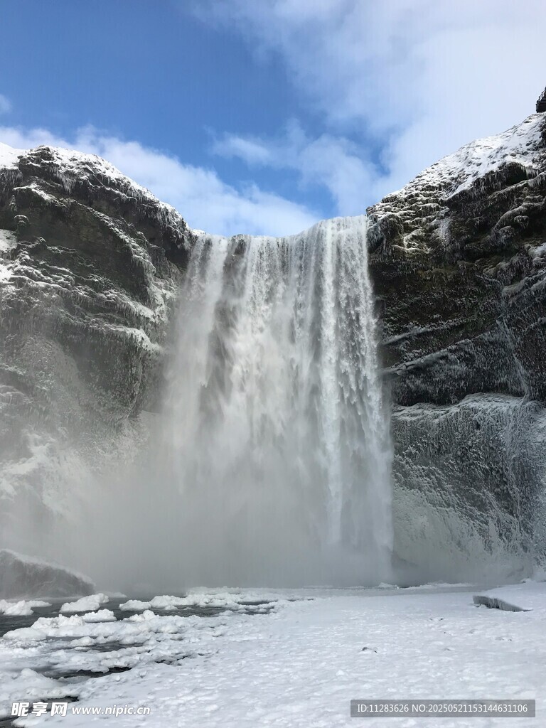 冬日冰雪覆盖的壮观瀑布