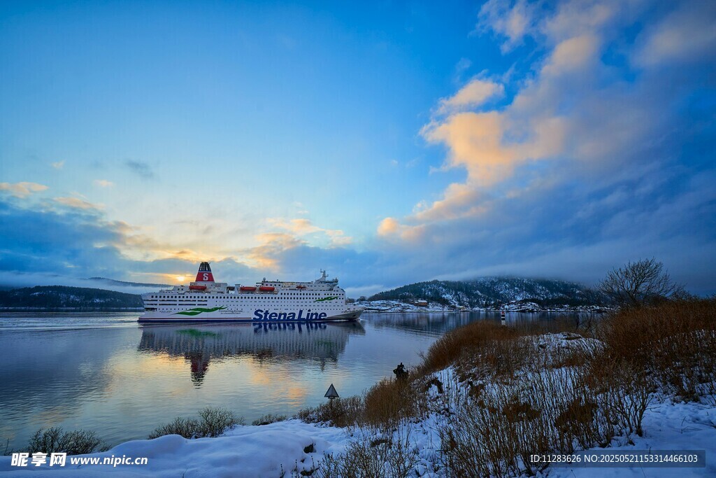 冬日湖畔雪景迷人风光