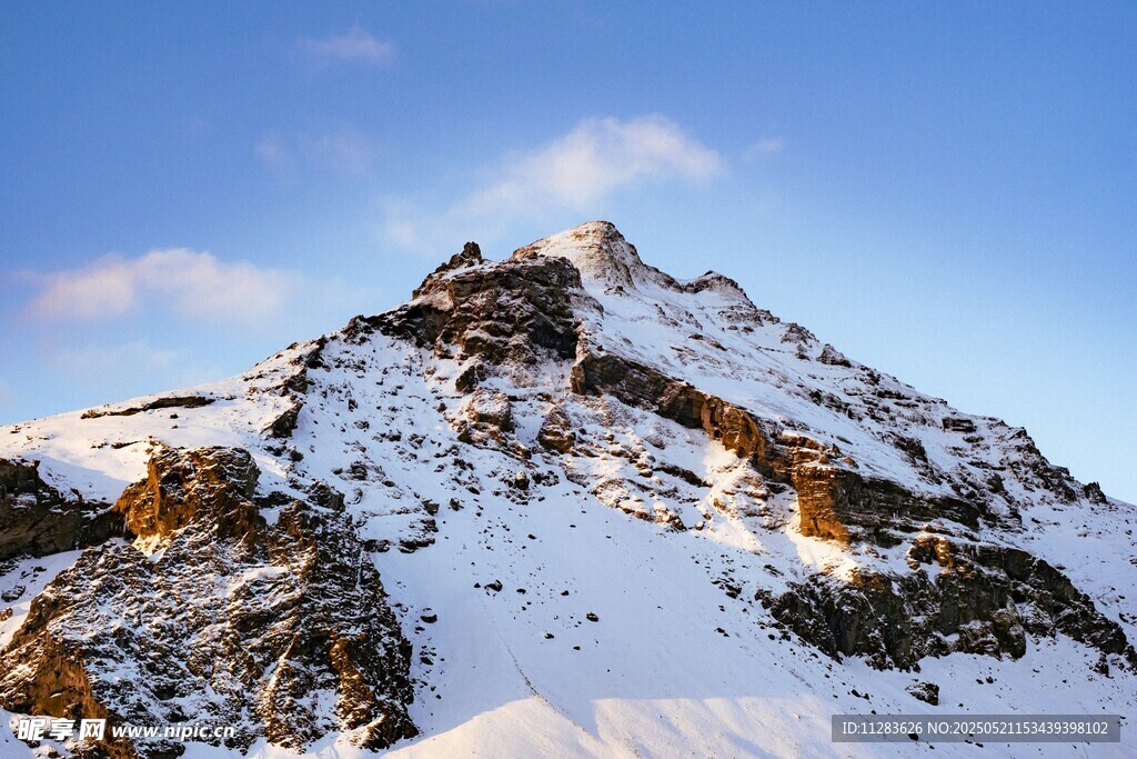 雪山之巅壮丽景致