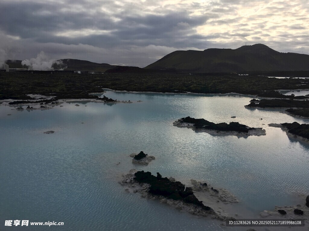 梦幻蓝湖与岸边嶙峋礁石