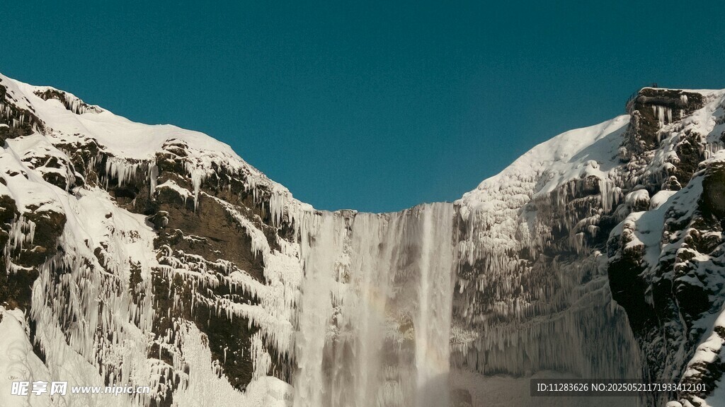 雪山瀑布壮丽景观