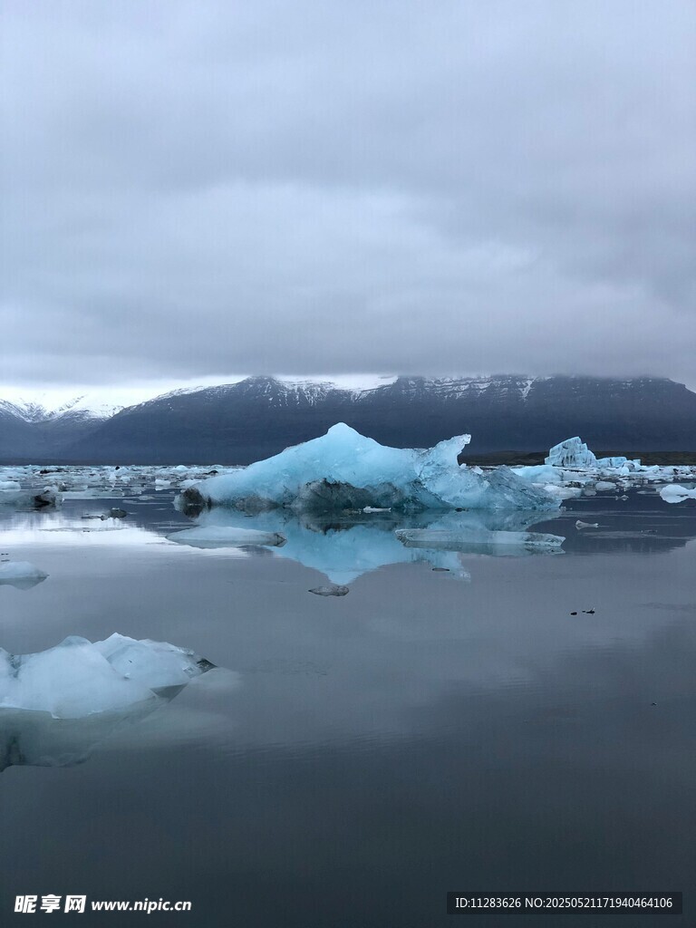 冰川漂浮于平静水面