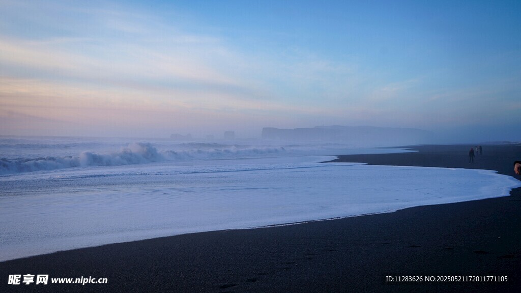 广阔雪地与天际线美景