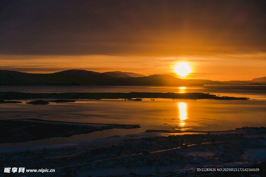 夕阳下的静谧湖面美景