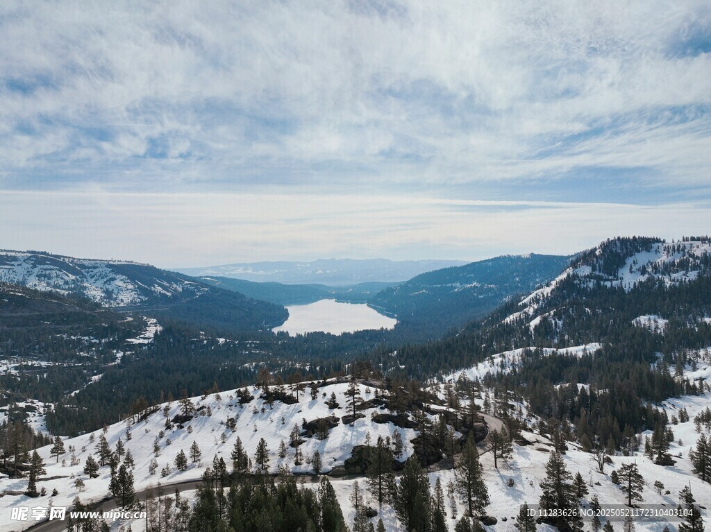 冬日雪山湖泊壮丽景观