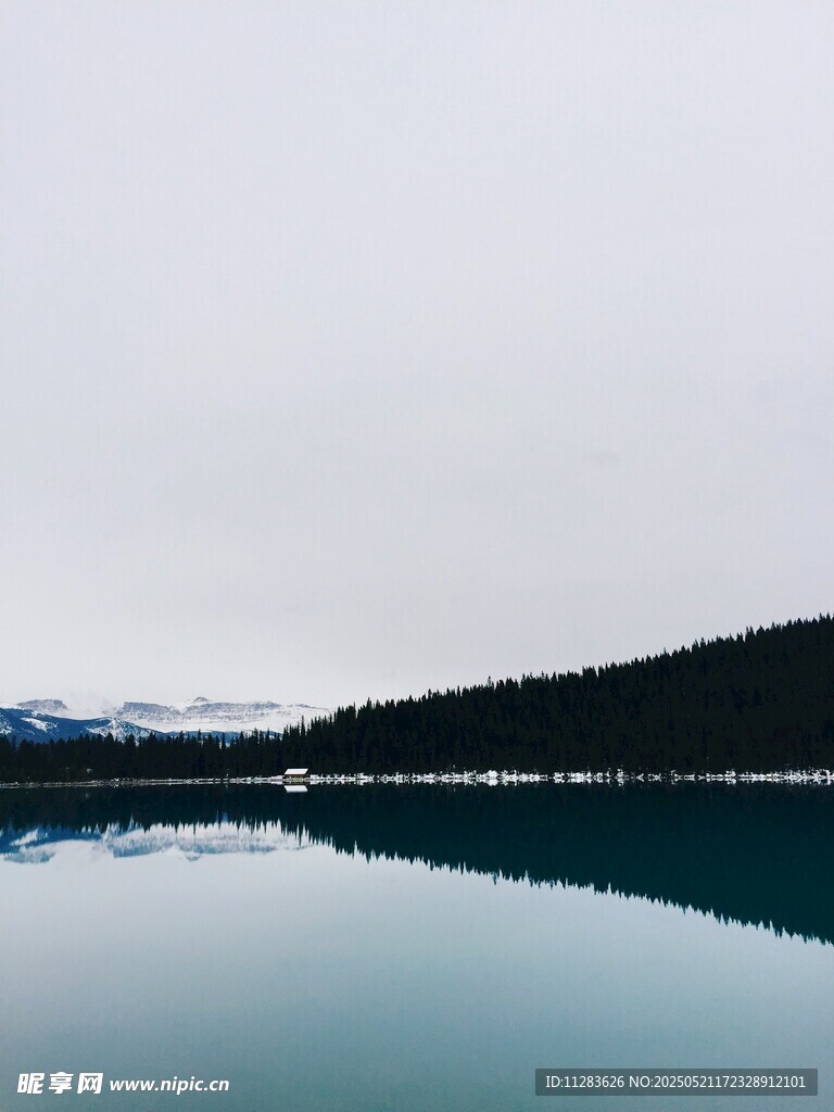 平静湖面与远山的美丽景致