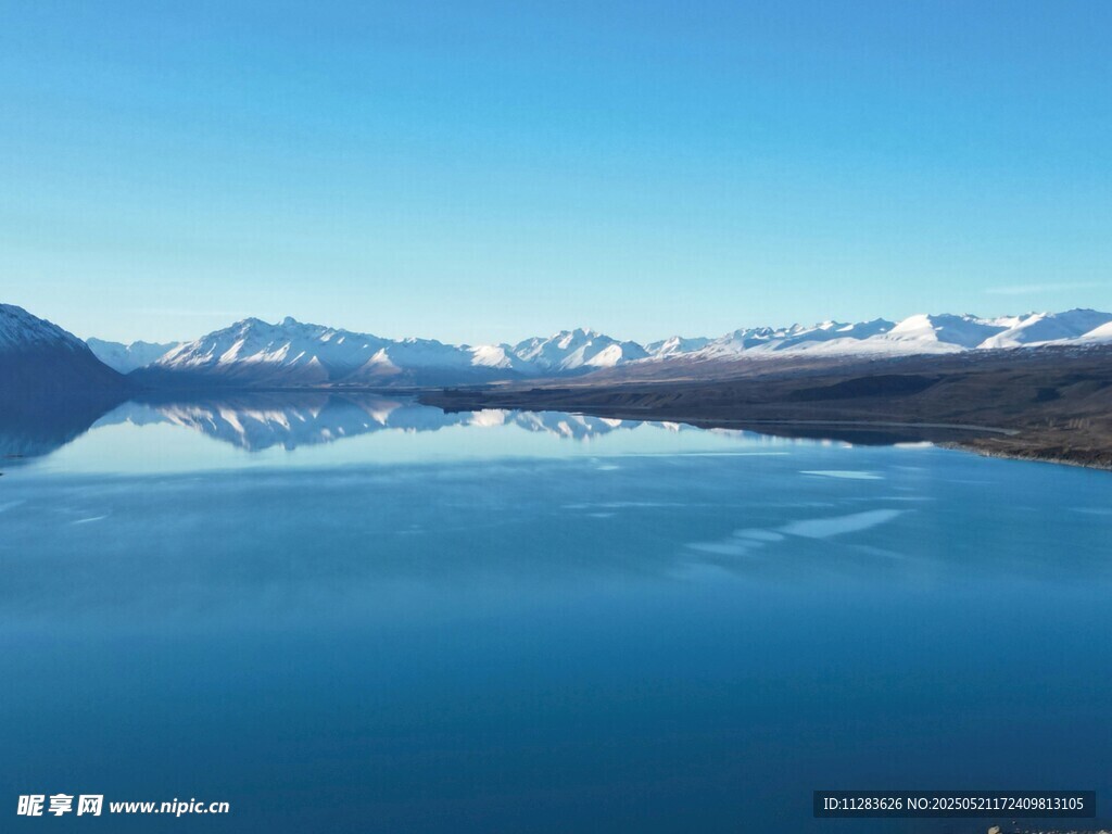 宁静蓝湖与远处雪山美景