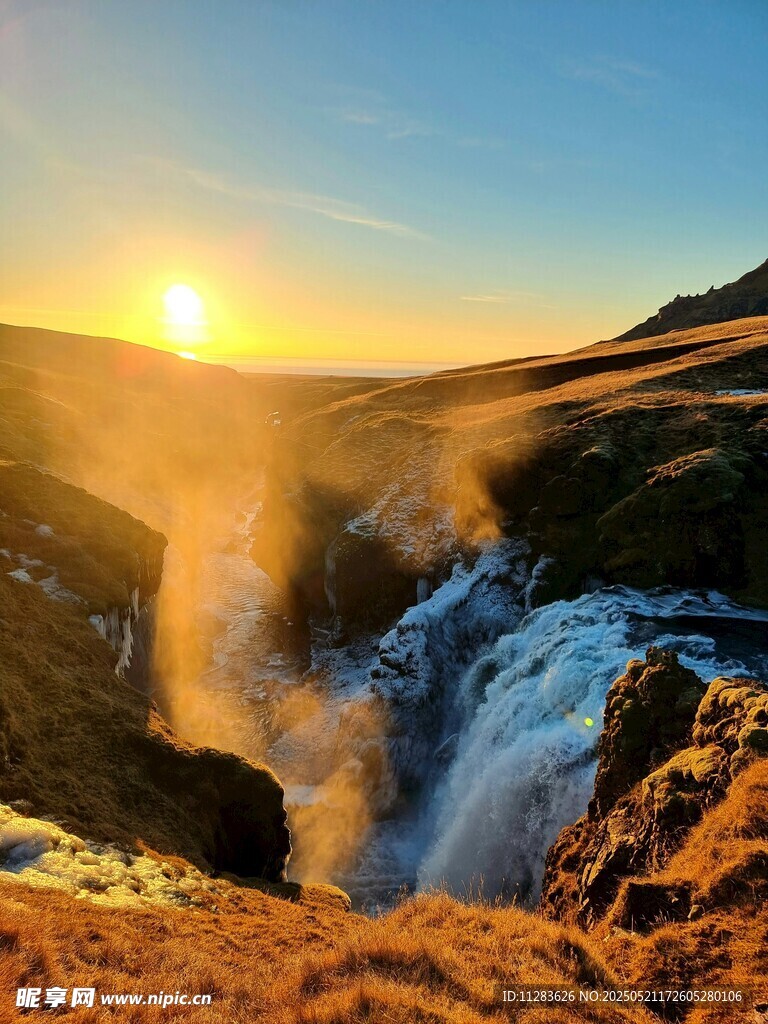 夕阳下壮丽的山间瀑布景观