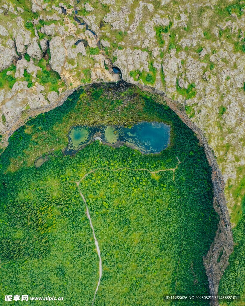 俯瞰翠绿区域中的水域