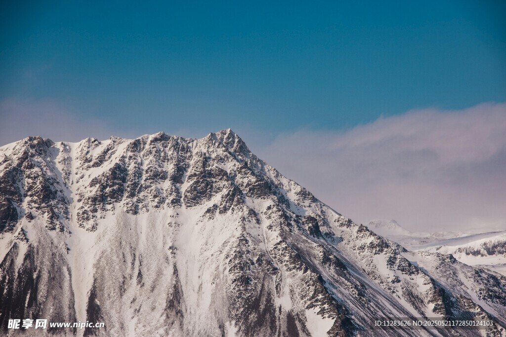 巍峨雪山壮丽景致