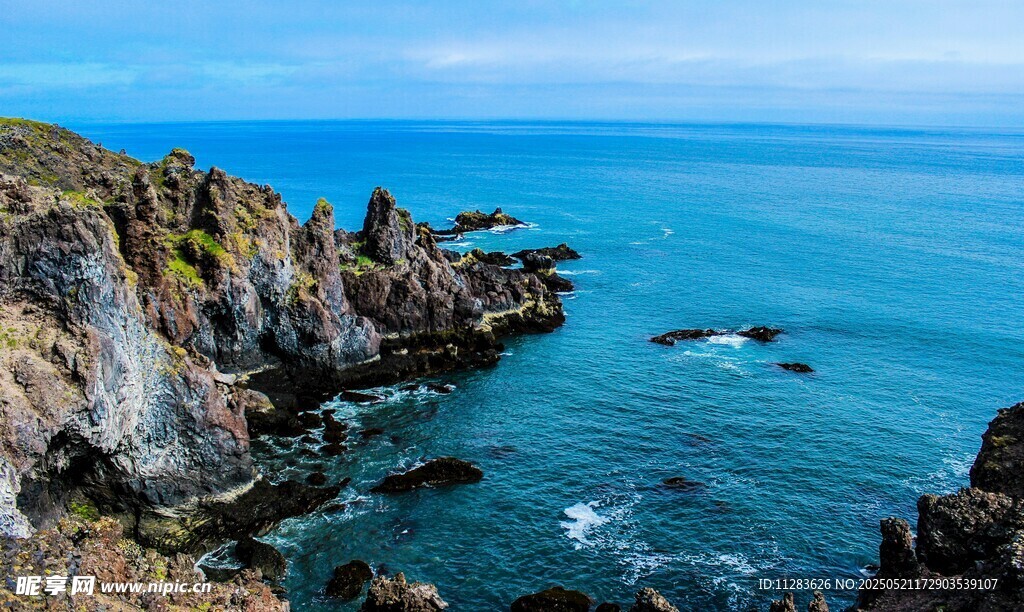 海边嶙峋礁石与湛蓝海水