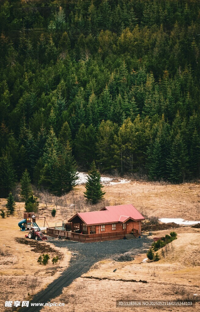 山间红顶小屋风景