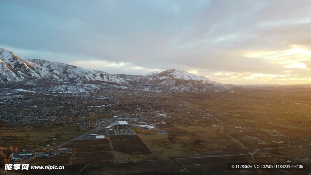 雪山下的黄昏美景