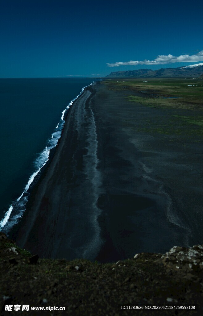 海岸边的黑色沙滩美景