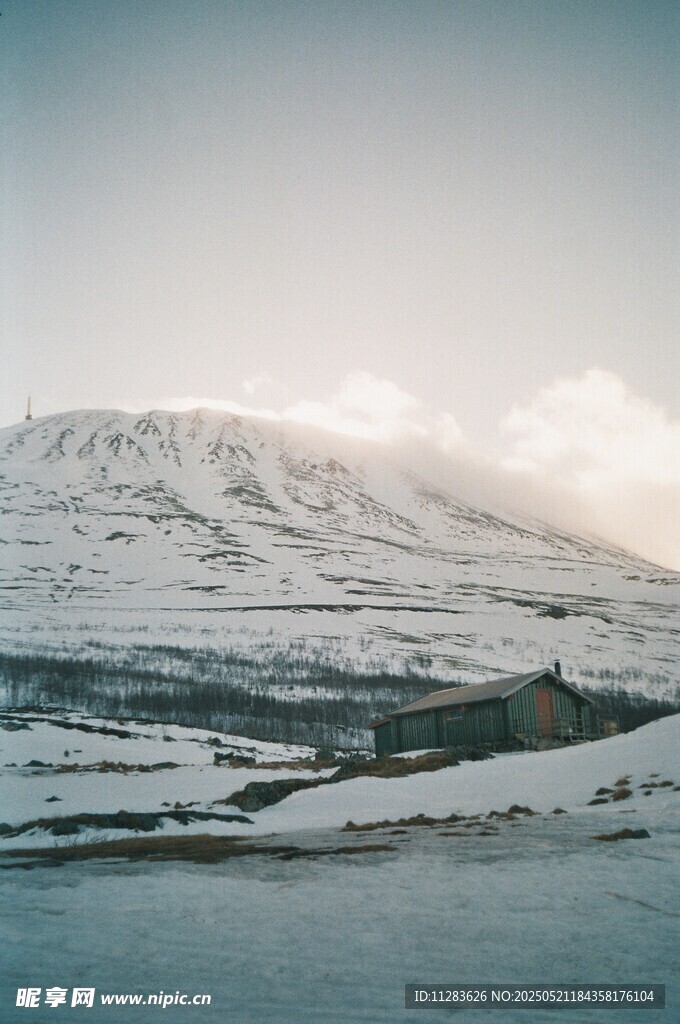 雪山下的宁静村落