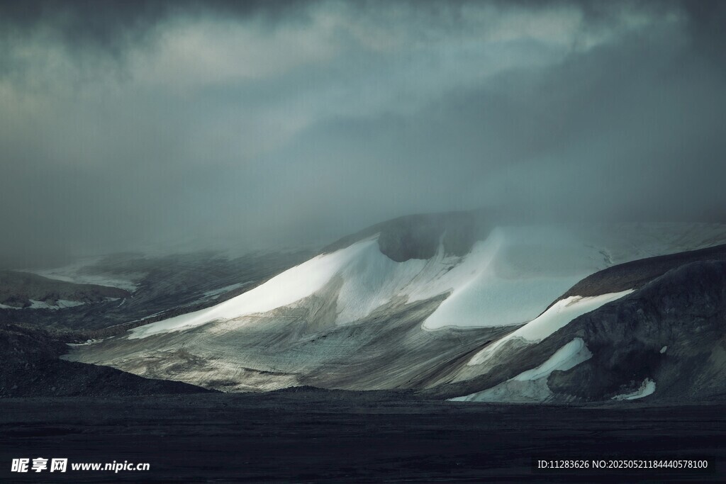 雪山云雾景观
