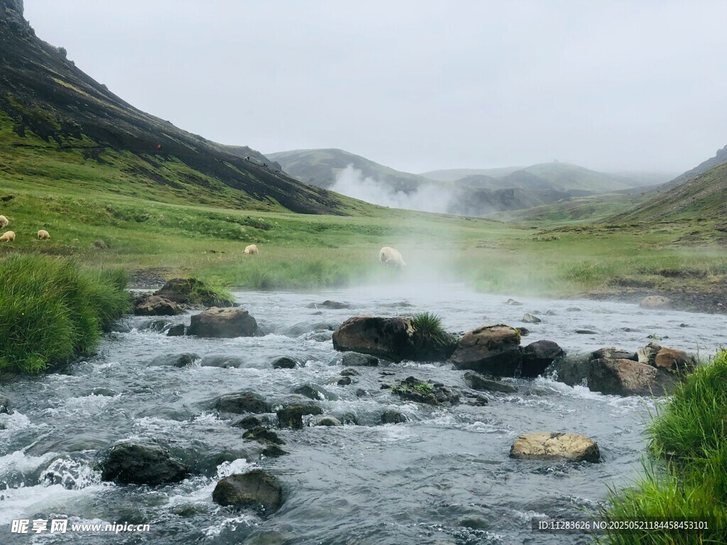 山间溪流潺潺的自然美景