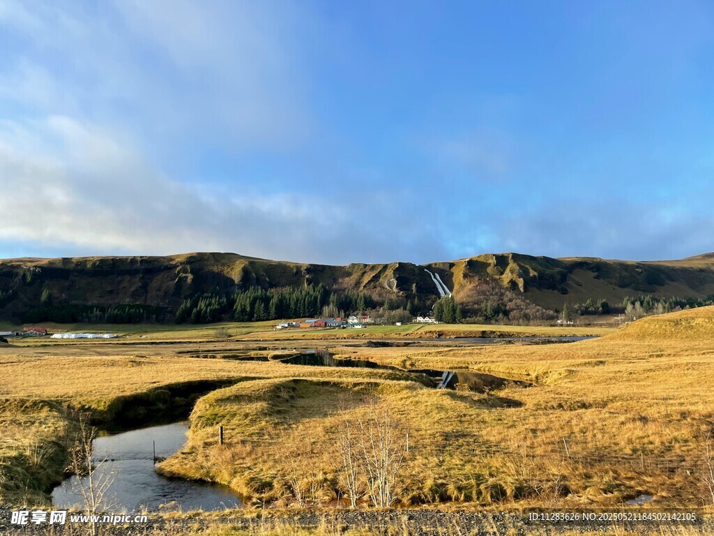 草原溪流边的壮丽风光