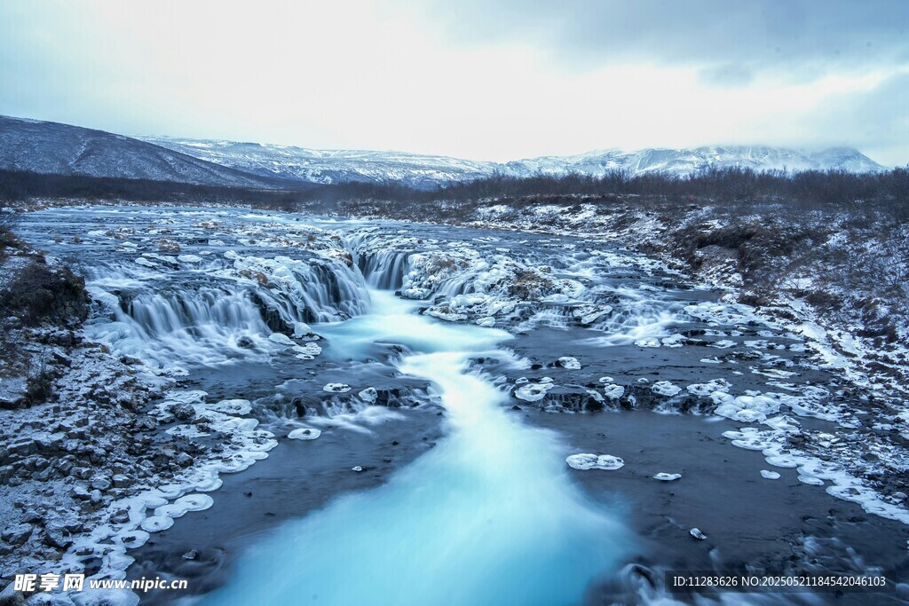 冰雪覆盖的山间溪流景观