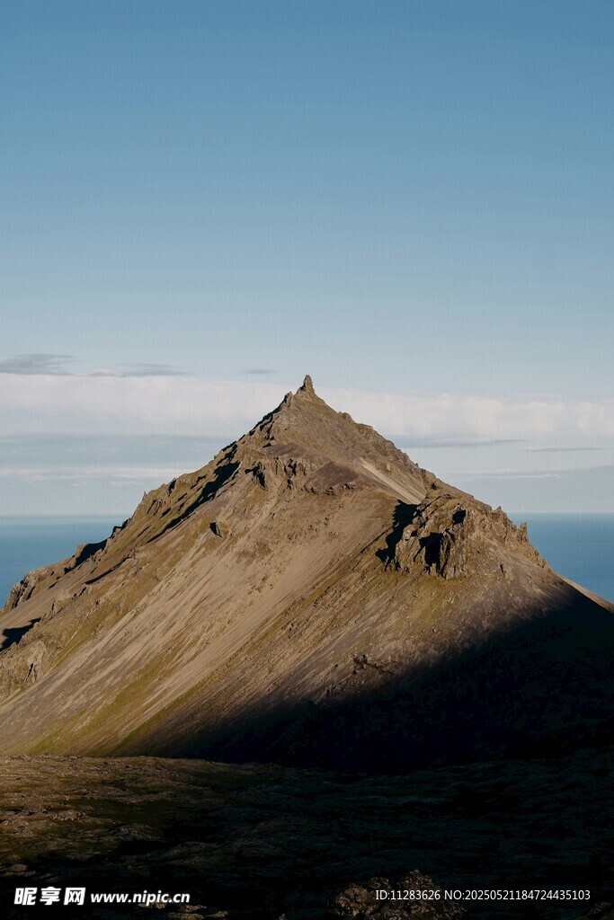 巍峨山峰映于蓝天之下