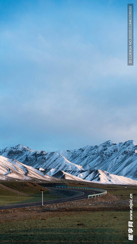 雪山下的开阔原野风光