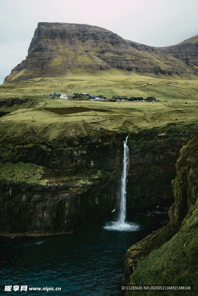 山间瀑布自然美景