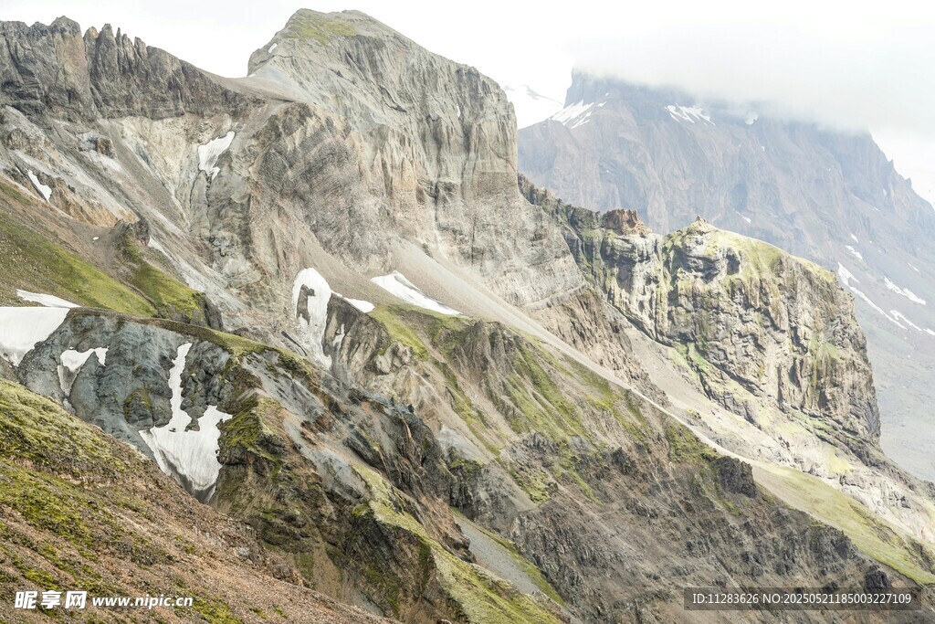 高山峻岭间的壮美景致