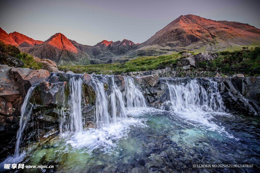 山间瀑布美景