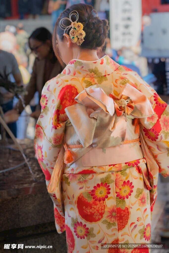 身着和服的女子