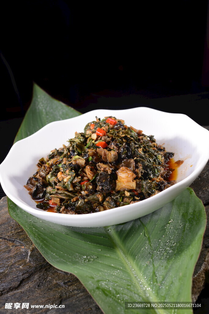 美味特色腌菜摆于绿叶上