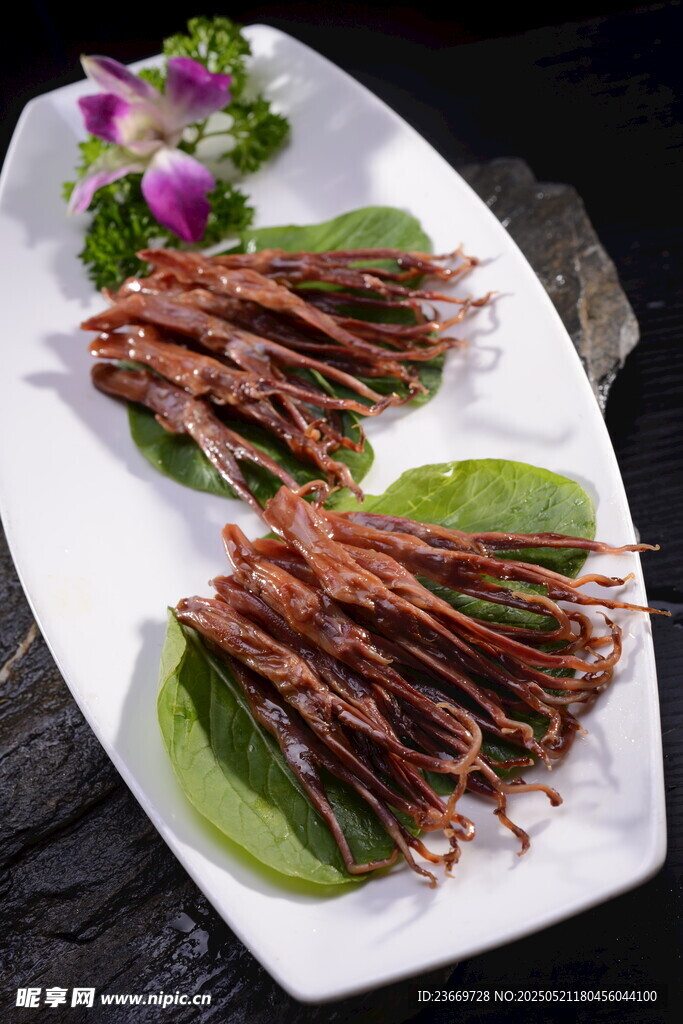 美味鸭舌摆盘精致