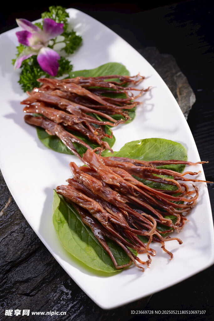 美味鸭舌摆盘精致诱人