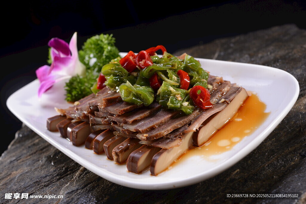 凉拌牛肉摆盘精致诱人