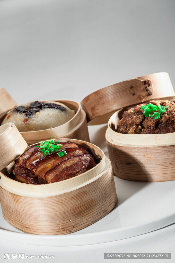 美味竹制蒸笼里的多样佳肴