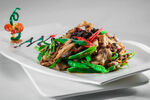 香辣炒肉丝摆放在白盘上
