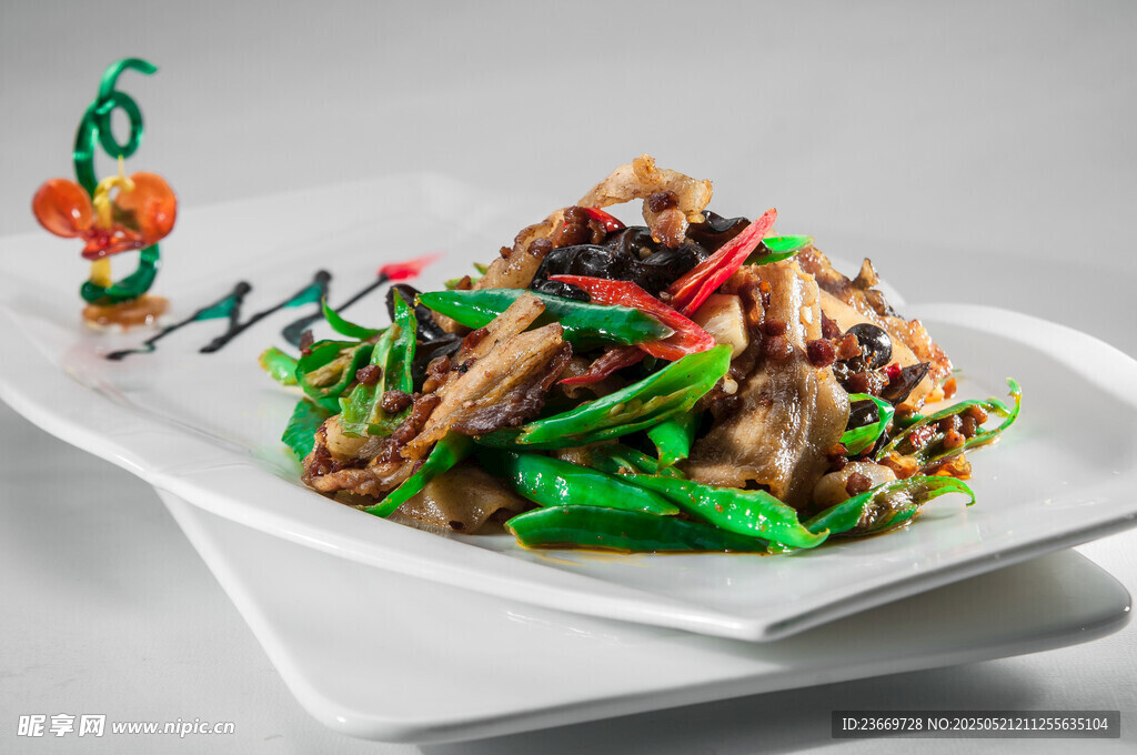 香辣炒肉丝摆放在白盘上