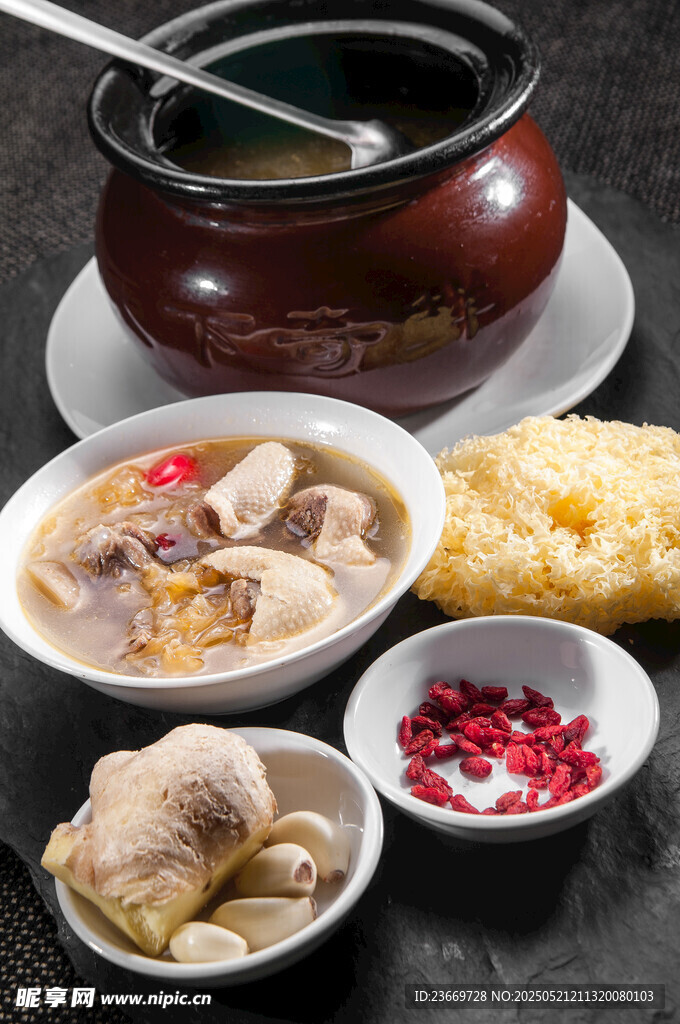 滋补靓汤与多样食材组合