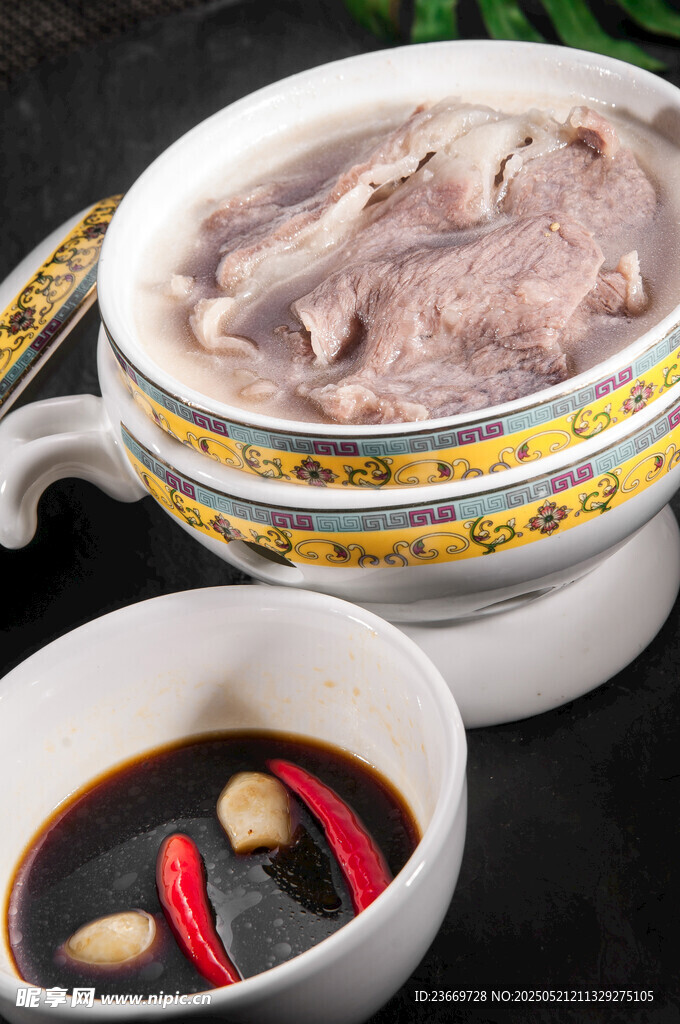 滋补羊肉汤配蘸料
