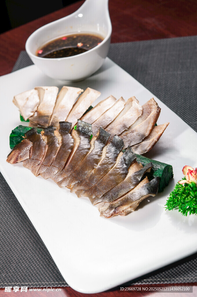 美味切盘鱼 配蘸料摆盘