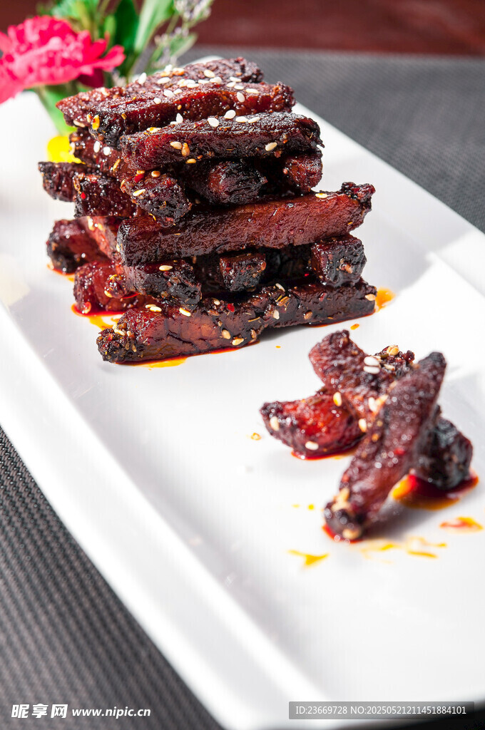 美味香辣牛肉干堆叠