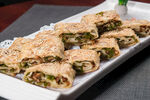美味蔬菜煎饼整齐摆盘中